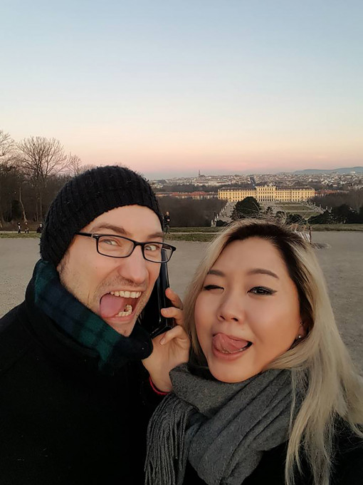 Slika1: Fotografija para v parku Schönbrunn na Dunaju s Facebooka.