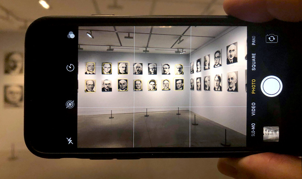 Gerhard Richter, 48 Portraits, pogled skozi iPhone kamero obogaten z obrazno prepoznavo. Fotografija: J. Hillman.