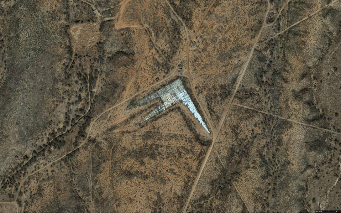 Slika 1, Kalibracijska tarča, Fort Huachuca, Sierra Vista, Arizona, ZDA. Google Earth, zajem slike: avtor prispevka.