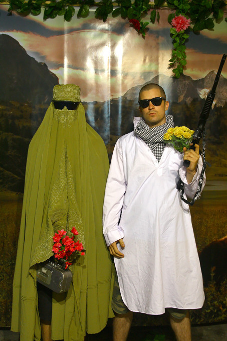 Ozadje »raj« na razstavi Kafkanistan, 798, Peking, avgust 2008.