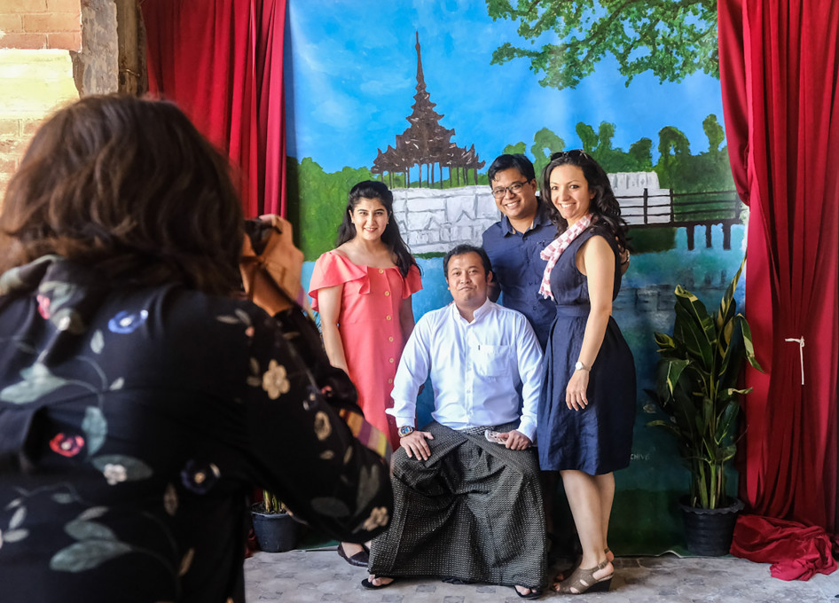 Ozadje v kolonialnem slogu na razstavi Burmanski fotografi, The Secretariat, Yangon, 2018.