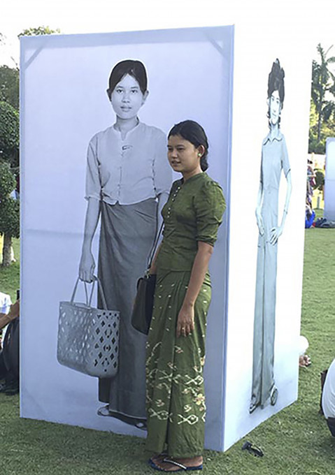 Razstava fotografij velikih povečav, ki služijo kot ozadja za selfije, razstava Yangonska moda 1979, park Mahabandoola, Yangon, 2017.