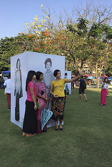 Razstava fotografij velikih povečav, ki služijo kot ozadja za selfije, razstava Yangonska moda 1979, park Mahabandoola, Yangon, 2017.