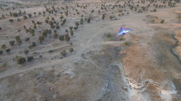 Slika 1. Zmaj, opremljen s kamero, nad zbiralnikom vode Muhammad Ibn Salame Al-Uqbi, puščava Negev (Caine, 2018).