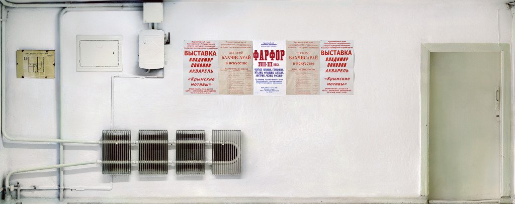 Stena radiatorja (Radiator Wall), 2009, inkjet tisk na 306 gramski foto papir Hahnemühle, 150 x 380 cm.