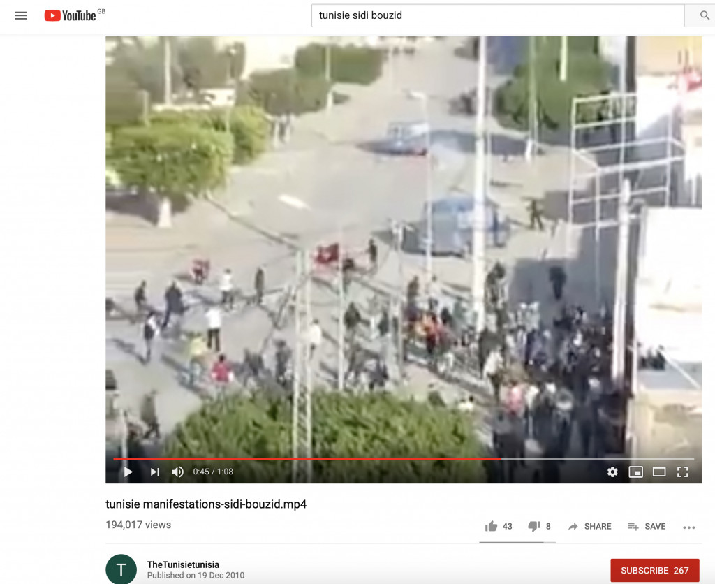 Slika 2. Posnetek zaslona z YouTuba. Manifestacije v mestu Sidi Bouzid dva dni po tem, ko se je zažgal Mohamed Bouazizi, 19. december 2010.