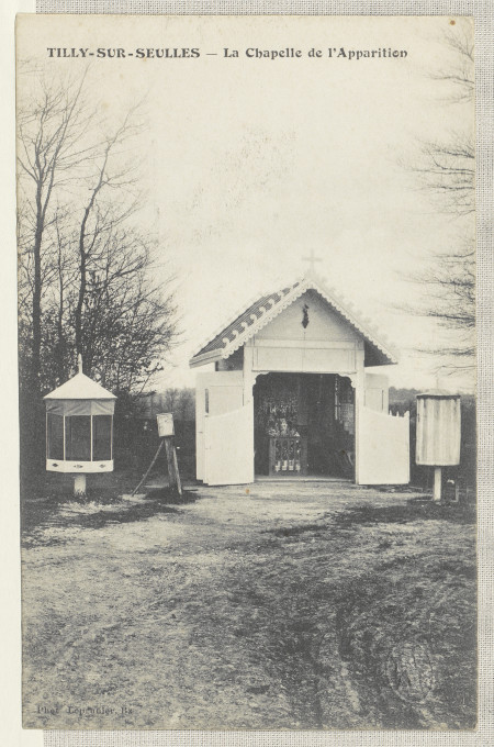 Slika 1. Tilly-sur-Seulles – Kapela prikazovanja, razglednica, okoli 1900, Francoska nacionalna knjižnica (BnF), Pariz.