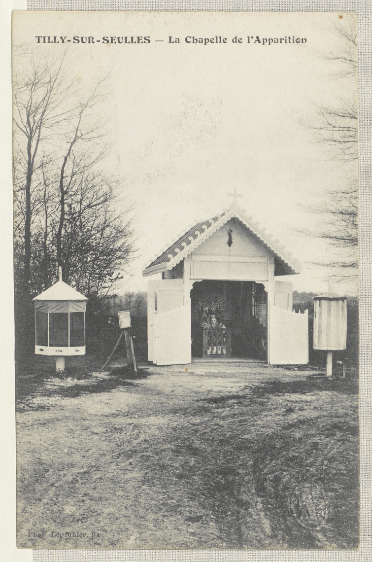Slika 1. Tilly-sur-Seulles – Kapela prikazovanja, razglednica, okoli 1900, Francoska nacionalna knjižnica (BnF), Pariz.