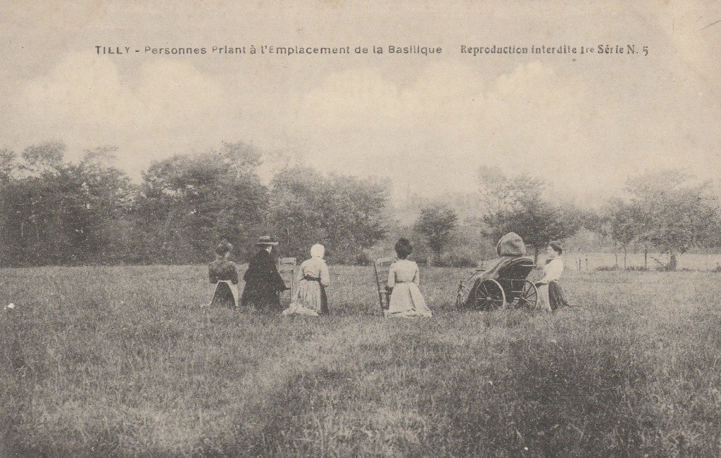 Slika 8. Tilly-sur-Seulles – Ljudje pri molitvi, razglednica, okoli 1900, zasebna zbirka.