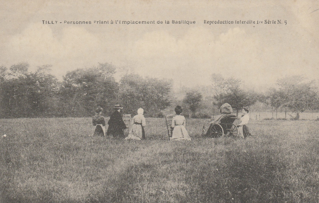 Slika 8. Tilly-sur-Seulles – Ljudje pri molitvi, razglednica, okoli 1900, zasebna zbirka.