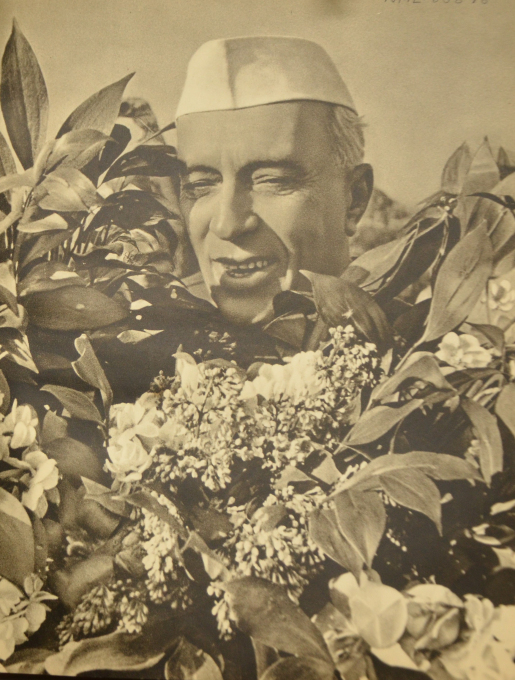 Slika 5. Bližnji posnetek Nehruja s cvetjem. Št. NML-60878 v albumu »Džavaharlal Nehru v Sovjetski zvezi« (Moskva: Državna založba za likovno umetnost, 1995). Reprodukcija z dovoljenjem knjižnice Nehru Memorial Library, New Delhi.