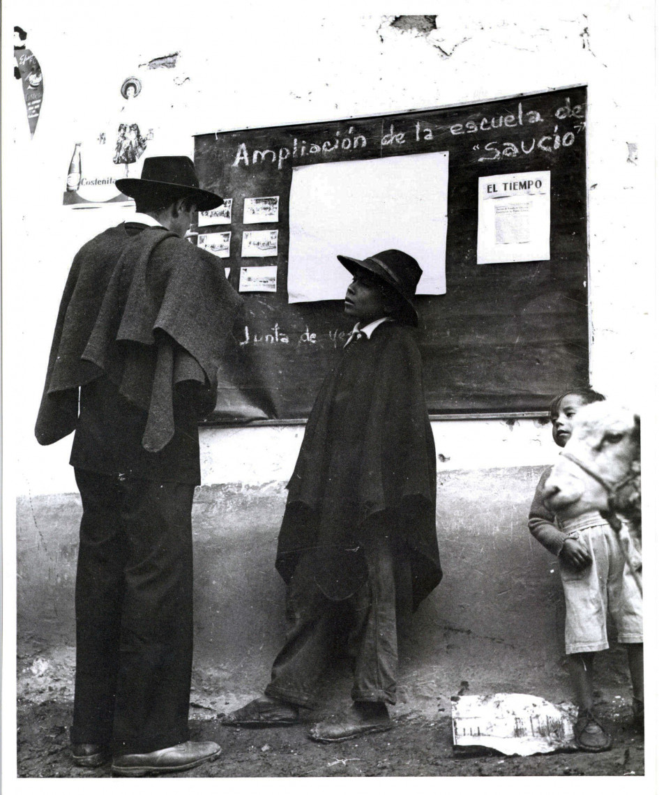 Slika 1. Orlando Fals Borda, »Gradnja šole, april 1958«, fotografija, mapa Acción Comunal Saucío/Construcción Escuela/Dirigentes/034. ACH-UN, Bogota.