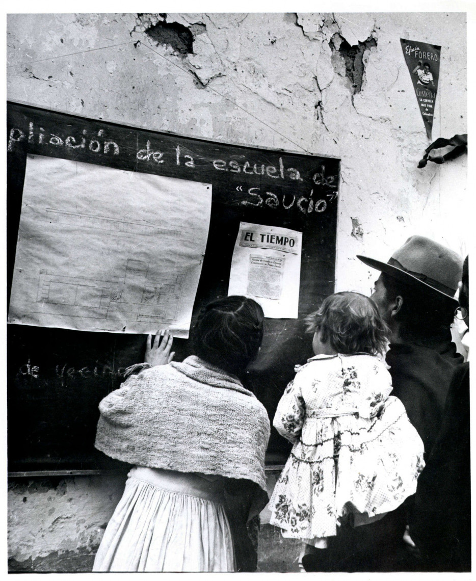 Slika 2. Orlando Fals Borda, »Gradnja šole, april 1958«, fotografija, mapa Acción Comunal Saucío/Construcción Escuela/Dirigentes/036. ACH-UN, Bogota.