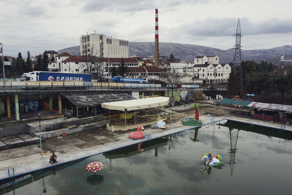 Jonas Bendiksen, iz Knjige o Velesu, Severna Makedonija, 2020, Veles. Vodni park na obrobju Velesa © Jonas Bendiksen / Magnum Photos, založba GOST Books. Z dovoljenjem avtorja.