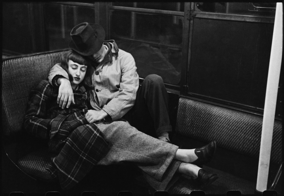 Življenje in ljubezen na newyorški podzemni železnici [Par na podzemni železnici]. Stanley Kubrick za revijo Look. Muzej mesta New York. (arhiv: X2011.4.10292.39B.) © Museum of the City of New York in Stanley Kubrick Film Archives