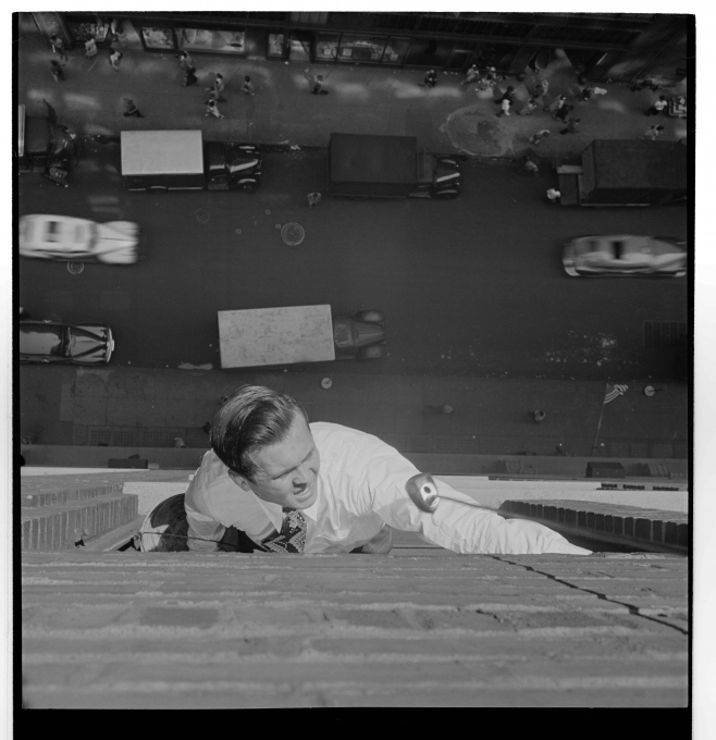 Johnny na mestu; posnete avanture Johnnyja Granta v New Yorku [Johnny Grant pleza skozi okno]. Stanley Kubrick za revijo Look. Muzej mesta New York. (arhiv: X2011.4.10334.48.) © Museum of the City of New York in Stanley Kubrick Film Archives