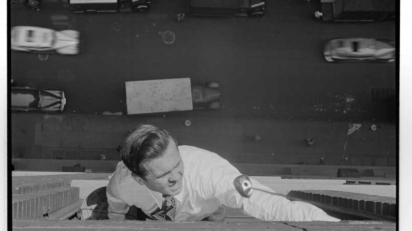 Johnny na mestu; posnete avanture Johnnyja Granta v New Yorku [Johnny Grant pleza skozi okno]. Stanley Kubrick za revijo Look. Muzej mesta New York. (arhiv: X2011.4.10334.48.) © Museum of the City of New York in Stanley Kubrick Film Archives
