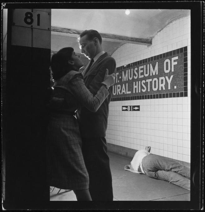 Življenje in ljubezen na newyorški podzemni železnici [Par zraven spečega možakarja na peronu 81st Street]. Stanley Kubrick za revijo Look. Muzej mesta New York. (arhiv: X2011.4.11107.124.) © Museum of the City of New York in Stanley Kubrick Film Archives