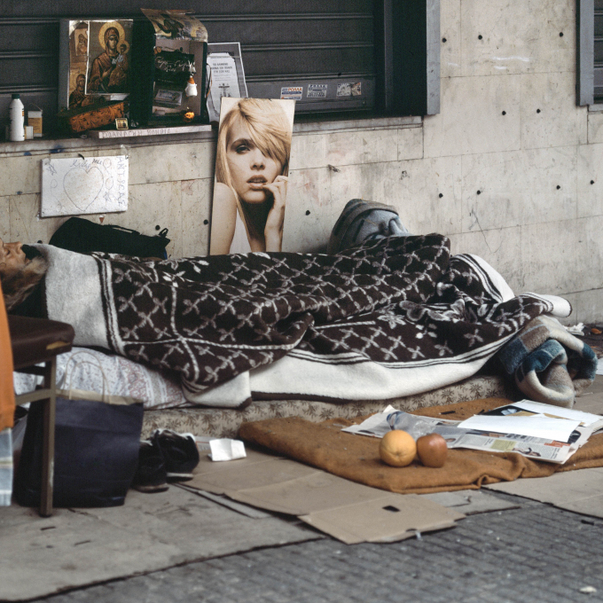 Yannis Karpouzis, Fotografija za brezdomko, iz fotoknjige Paralelna kriza, 2021. © Z dovoljenjem avtorja.