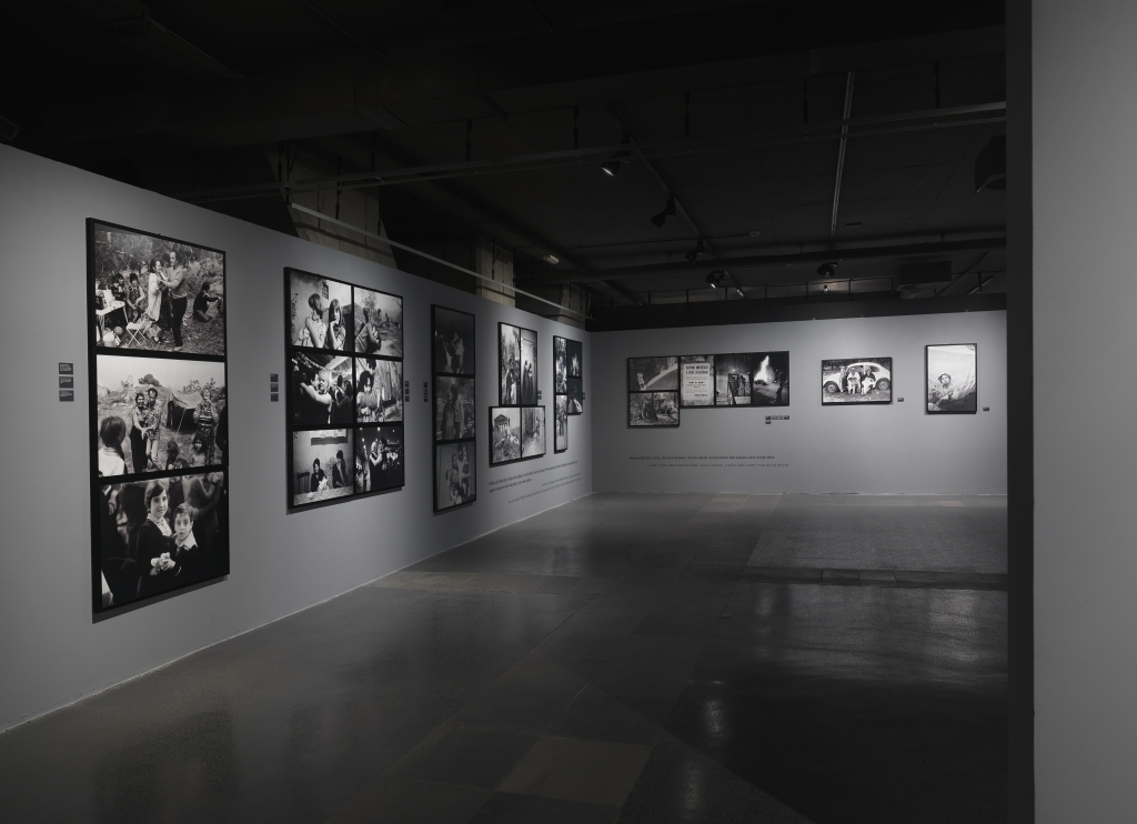 Razstava Letizia Battaglia, Fotografija kot življenjska izbira, Galerija Jakopič 2022. Fotografija postavitve: © Matevž Paternoster in MGML