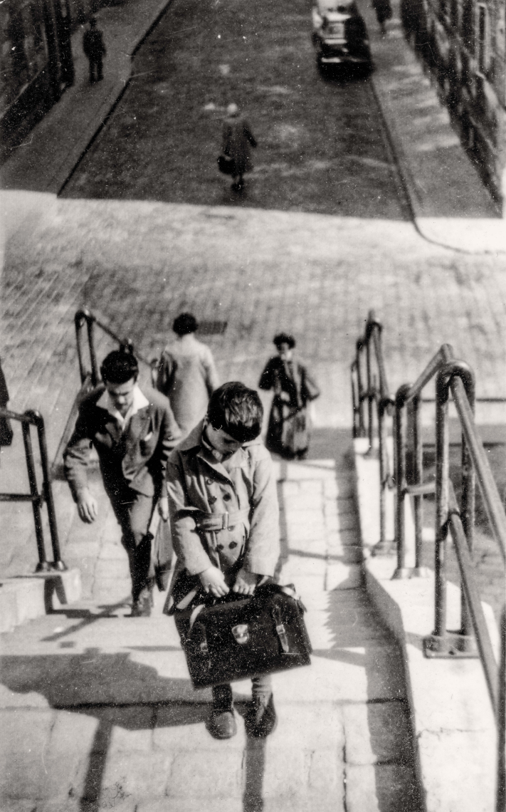 »To sem jaz,« je pojasnila zmedenim spraševalcem. »Moj prvi dan v šoli.« Fotografijo Milice Brečević, rojene Vujisić, je posnel neznan fotograf na Dunaju leta 1959. Sama se ni mogla spomniti, obstaja pa verjetnost, da je bil fantom za fotoaparatom njen dedek Stjepan Antešić.