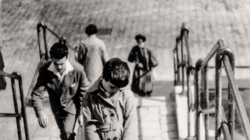 »To sem jaz,« je pojasnila zmedenim spraševalcem. »Moj prvi dan v šoli.« Fotografijo Milice Brečević, rojene Vujisić, je posnel neznan fotograf na Dunaju leta 1959. Sama se ni mogla spomniti, obstaja pa verjetnost, da je bil fantom za fotoaparatom njen dedek Stjepan Antešić.