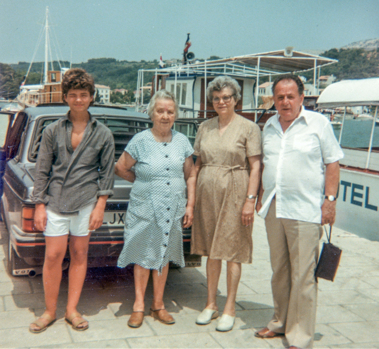 Mladenič na fotografiji iz leta 1987 se je s starima staršema Dorico in Gojkom (na desni) vrnil z letovanja v zdravilišču. Bivanje, ki je bilo, milo rečeno, razkrivajoče.