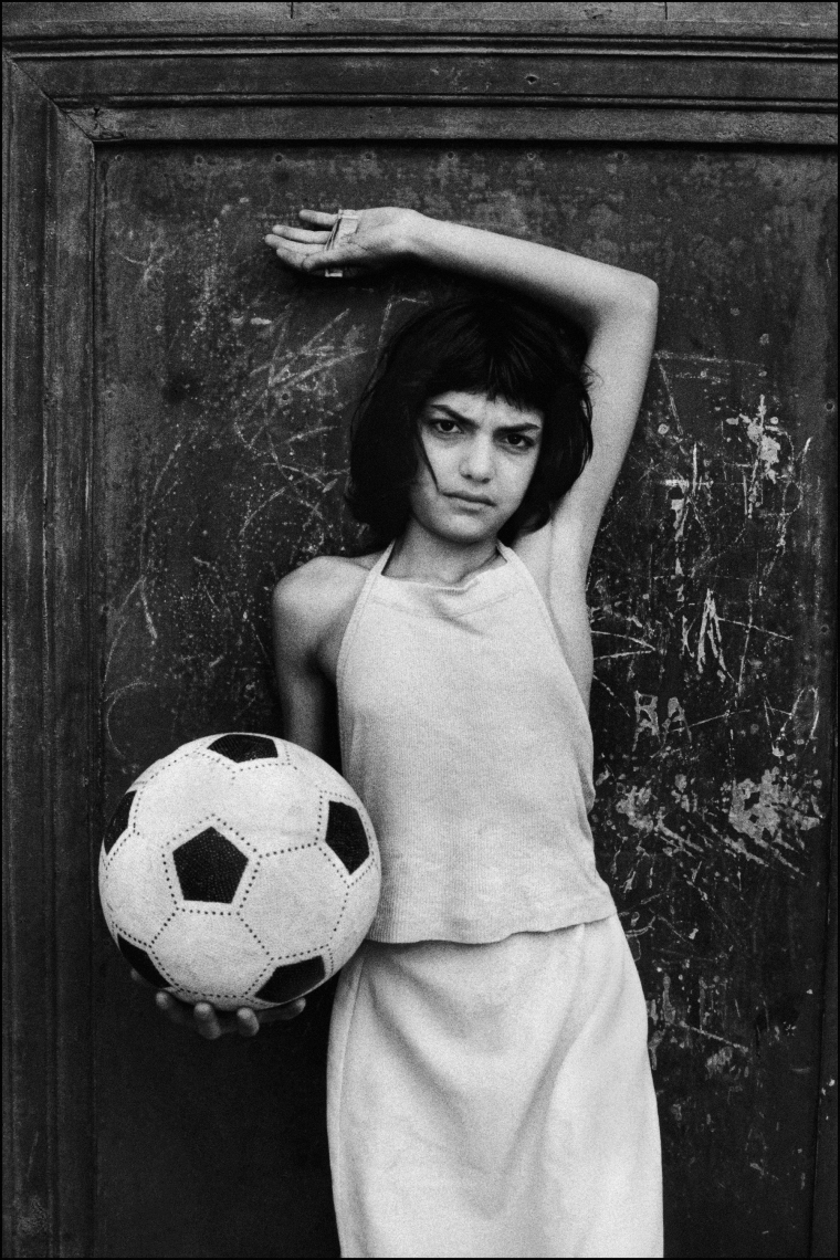 Letizia Battaglia, Deklica z žogo, četrt La Cala, Palermo, 1980. © Letizia Battaglia