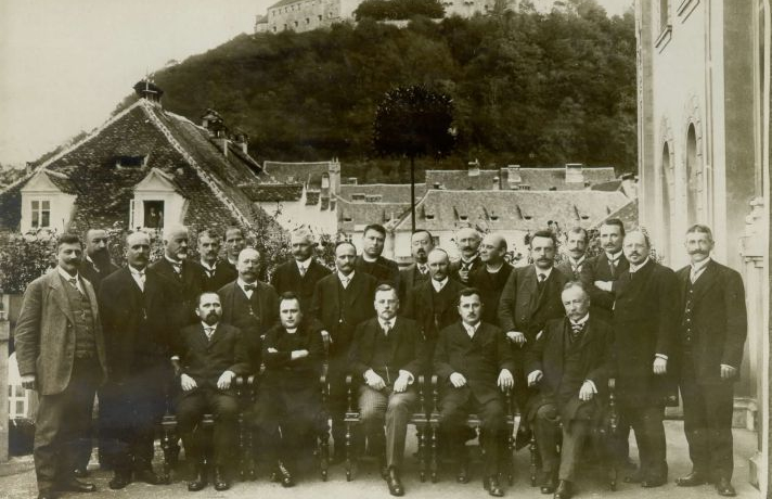 Klub kranjskih deželnozborskih poslancev SLS leta 1941. 1950. Fotografija. Digitalna knjižnica Slovenije.