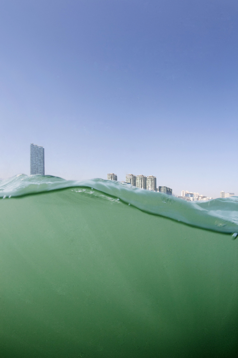 Andreas Müller-Pohle, Kowloon, z ladje v zalivu Kowloon, Hongkong, 2009.