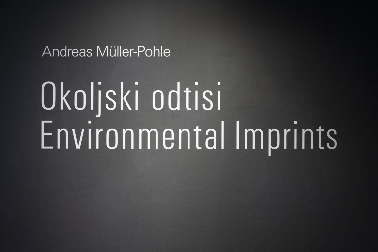 Postavitev razstave "Andreas Müller-Pohle: Okoljski odtisi". Foto Anja Seničar.